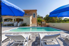 Holiday House Laetitia with pool